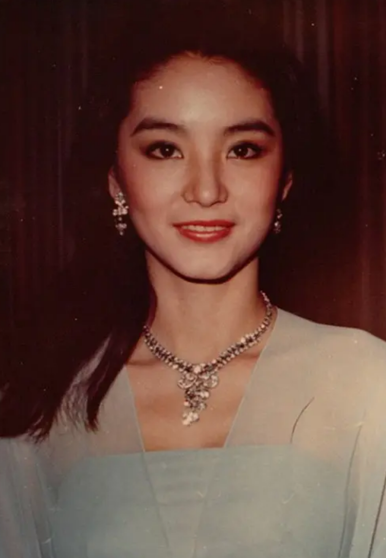 回顾麻兰英被4个子女孝顺女儿是林青霞71岁为何跳楼自杀