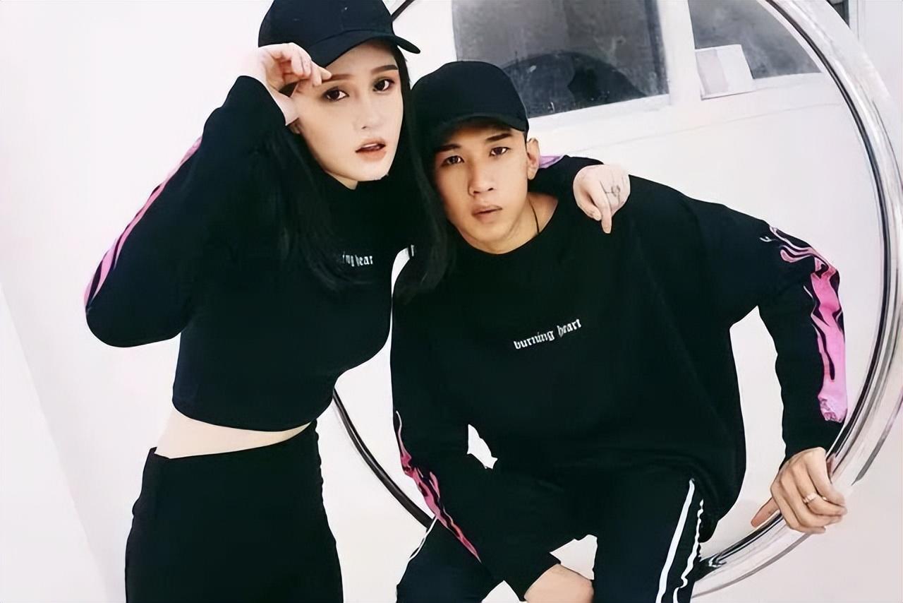 赵本山女儿的恋情也是很多观众关注的重点,球球曾经跟网红天佑网传是