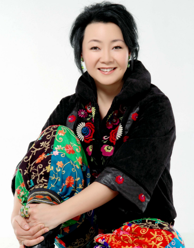 回顾演员萨日娜嫁初恋丈夫领证结婚时被罚200元现状令人羡慕