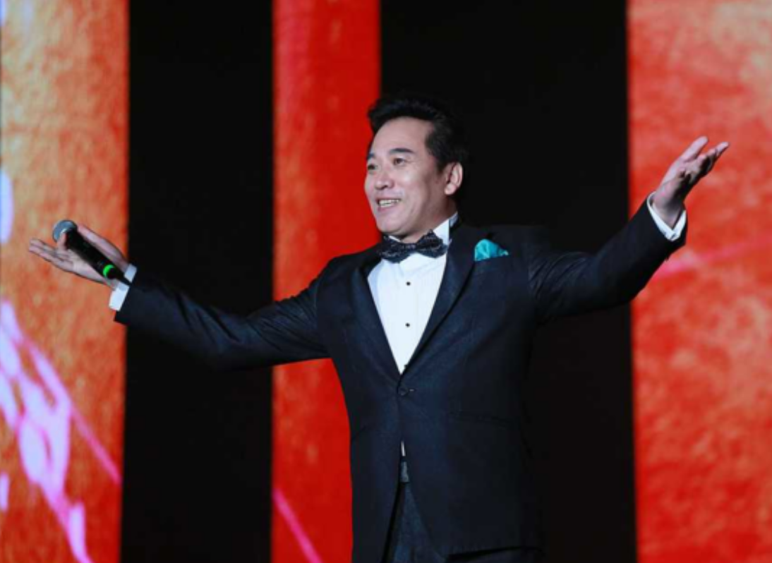 回顾著名歌唱家佟铁鑫13次登春晚二婚娶女富豪重组幸福家庭