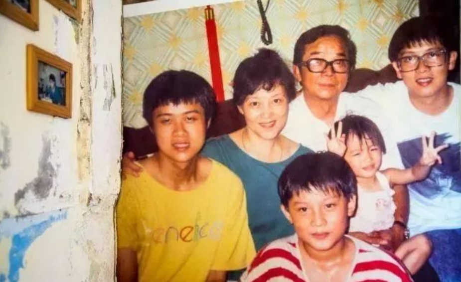 回顾歌手张雨生妹妹15岁溺亡他31岁车祸离世母亲守墓园度余生