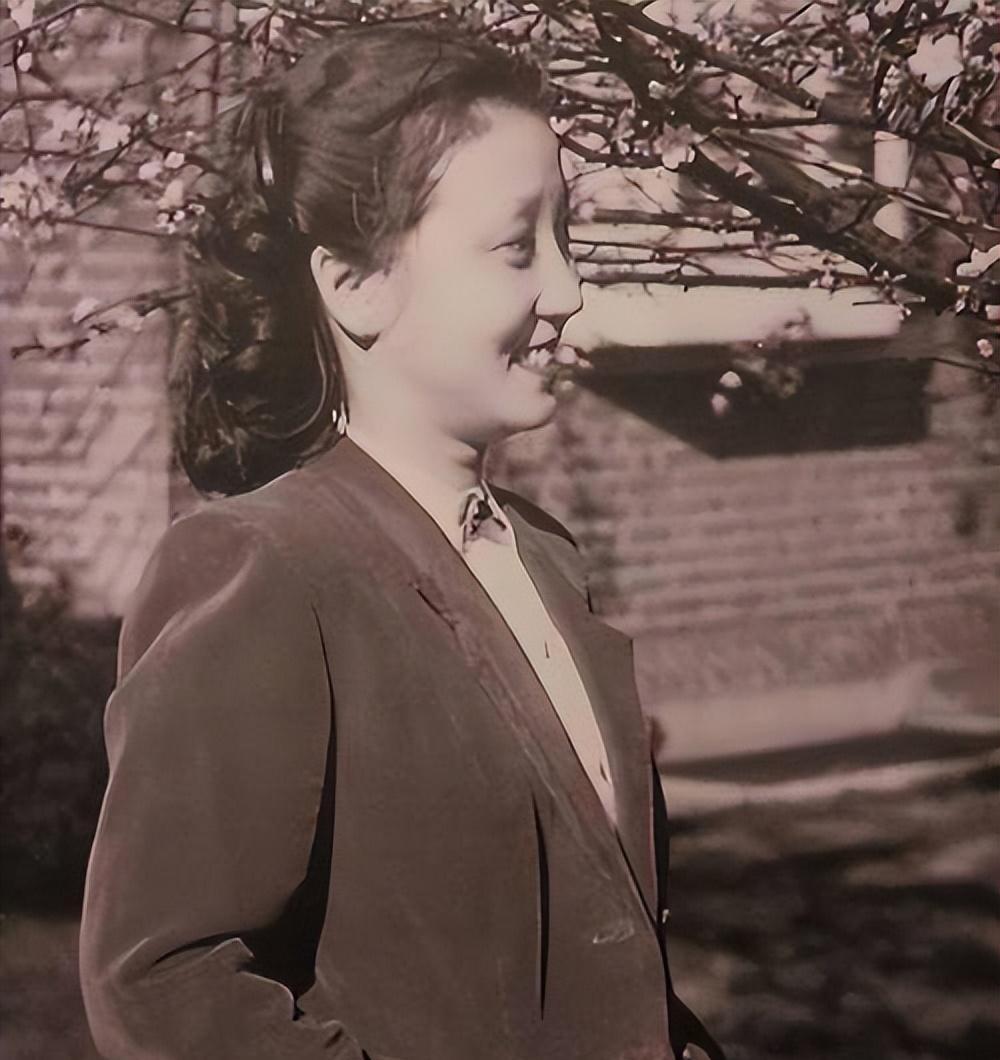 民国女神蒋英颜值有多高巧笑倩兮美目盼兮一颦一笑尽显优雅