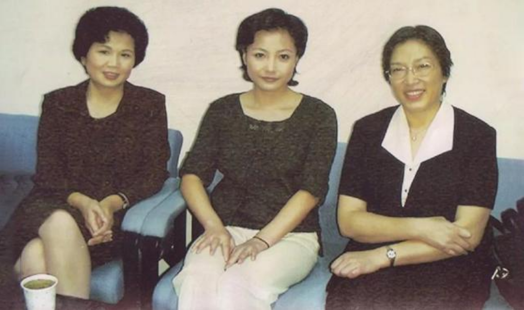 回顾央视主持人邢质斌和初恋丈夫相守至今如今她过得怎样