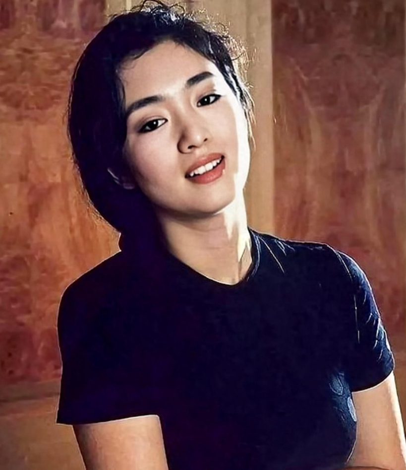 回顾名导张艺谋原本打算与巩俐结婚后来却被一个男人搅散了