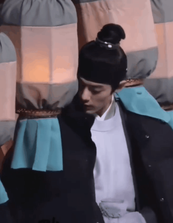 而新剧中的肖战则化身儒雅文气的少年臣子,造型虽然朴素,但难以掩盖他