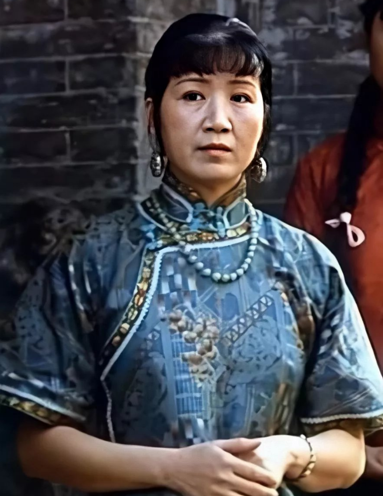 "在第一次和张艺谋见面时,由于她的相貌在女演员中不算出众,张艺谋对