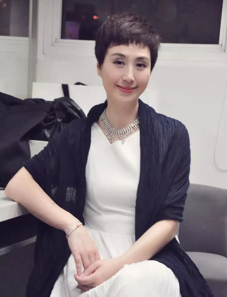 回顾李诚儒前妻史依弘嫁大18岁前夫离婚15年两人处成了兄妹