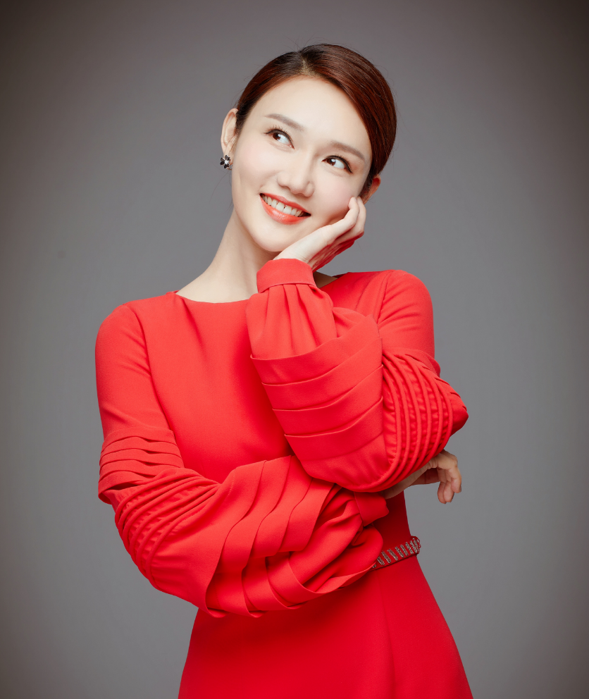 回顾龙洋:从湖南走出来的央视主持人,今仍单身,风光背后有辛酸