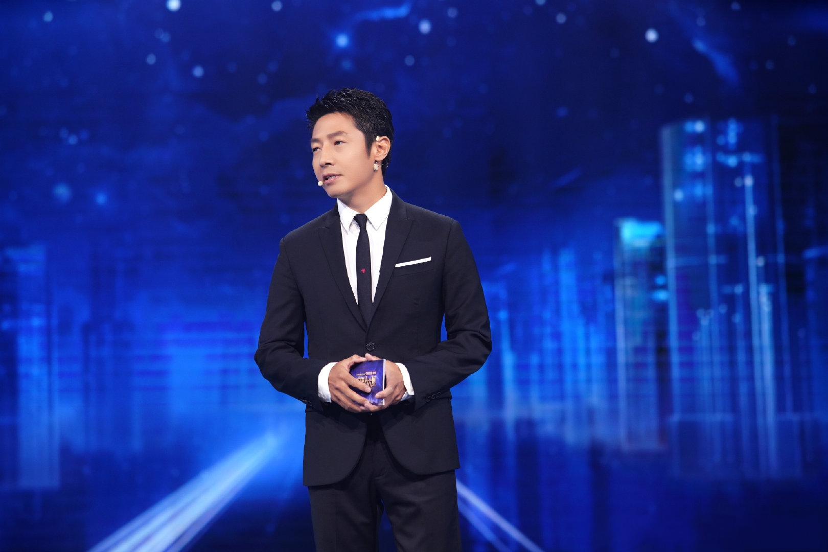 撒贝宁素颜出镜被偶遇,高清怼脸自拍照曝光,头发已经白了不少