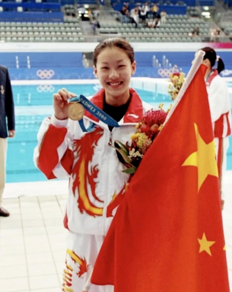 回顾伏明霞嫁大26岁富商婚后连生三胎如今她45岁丈夫71岁