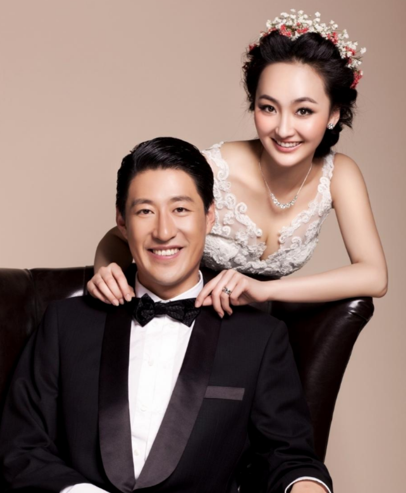 回顾于震二婚娶小13岁娇妻婚后连生三胎今一家五口其乐融融