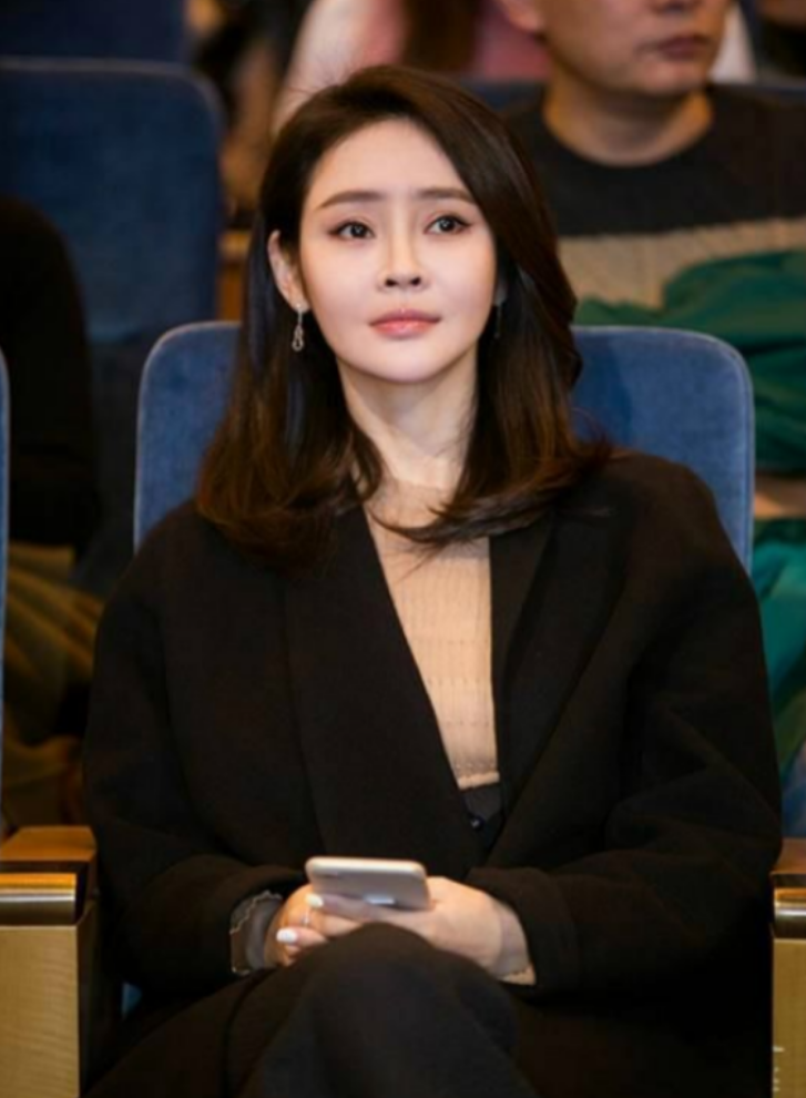 回顾于明加相亲嫁大7岁普通职员婚后被宠成公主一家很幸福