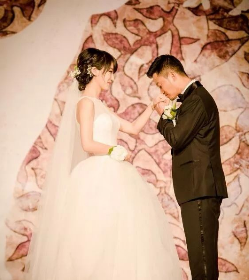 回顾吴京妻子谢楠嫁偶像挺着孕肚办婚礼生两子成人生赢家