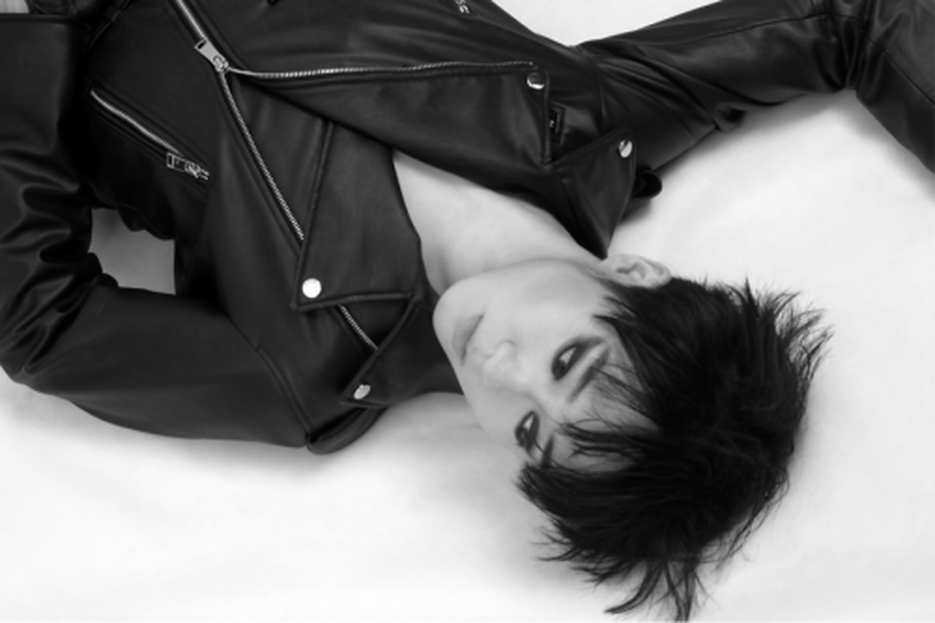 何佳城新造型曝光!打破乖乖男形象,尝试朋克风日系风格.