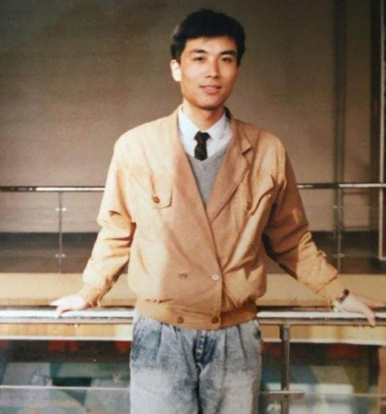 回顾郭志坚:27岁进央视,工作25年零绯闻,妻子身份至今成谜