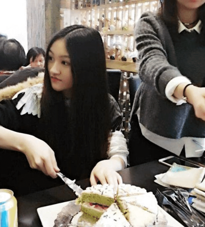 回顾她6岁被成龙抱着上春晚却因长相被骂退圈出国如今她怎样了