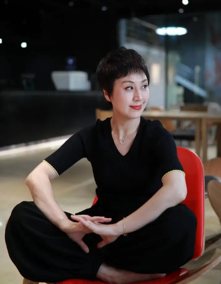 回顾李诚儒前妻史依弘嫁大18岁前夫离婚15年两人处成了兄妹