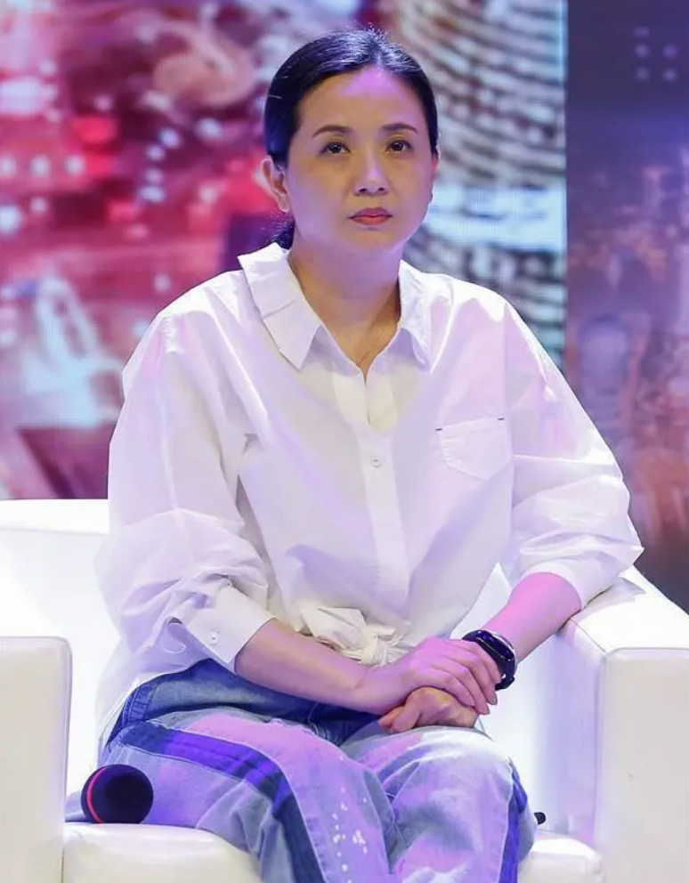 回顾陶慧敏嫁给初恋男友婚后恩爱几十年21岁的女儿貌美如花