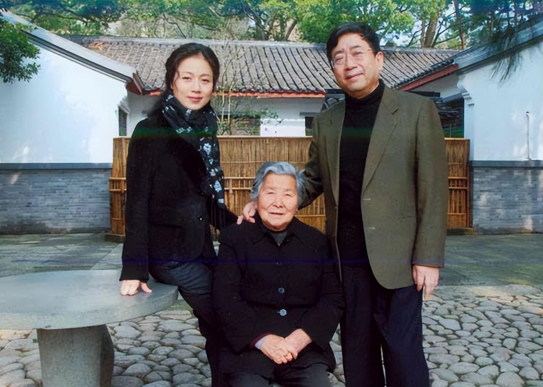 回顾马兰:嫁大16岁作家余秋雨,相伴30年,如今无儿无女也幸福