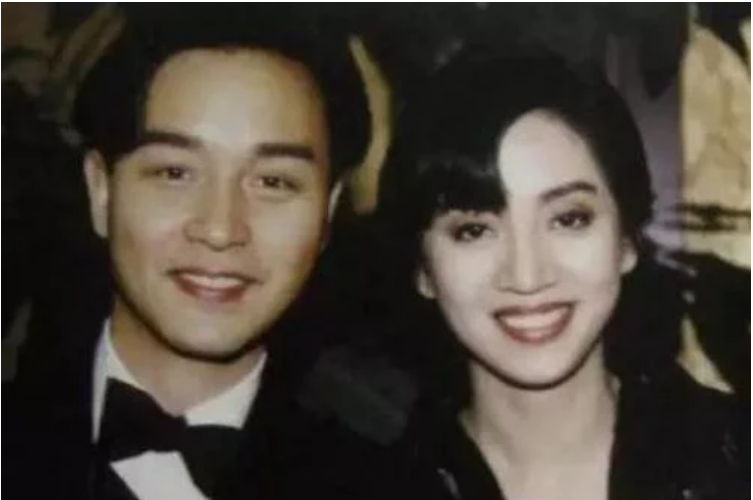 回顾歌手关淑仪未婚生子与小23岁主播恋爱56岁和儿子相依为命