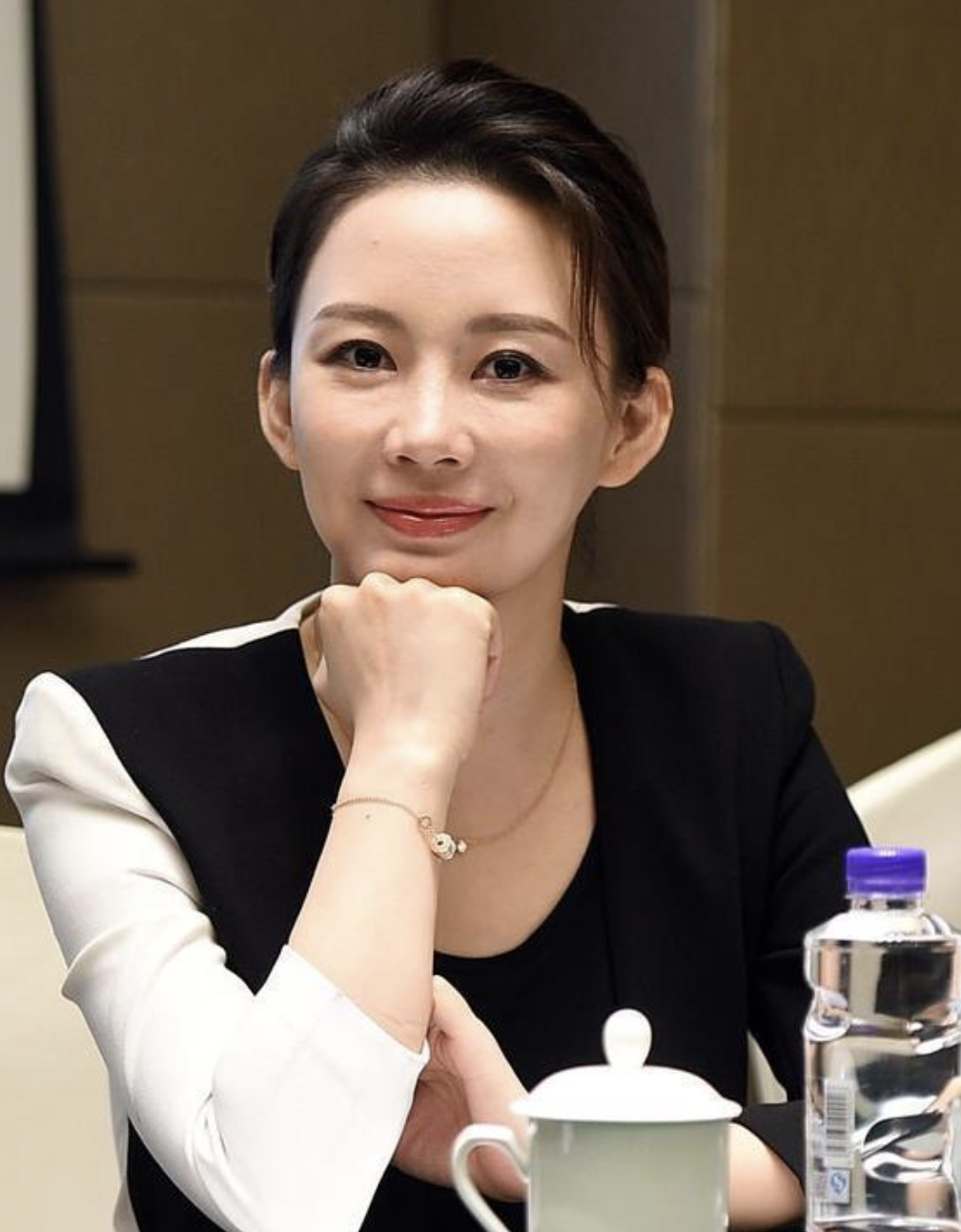 回顾九球天后潘晓婷身家8亿41岁单身一人她在追求什么