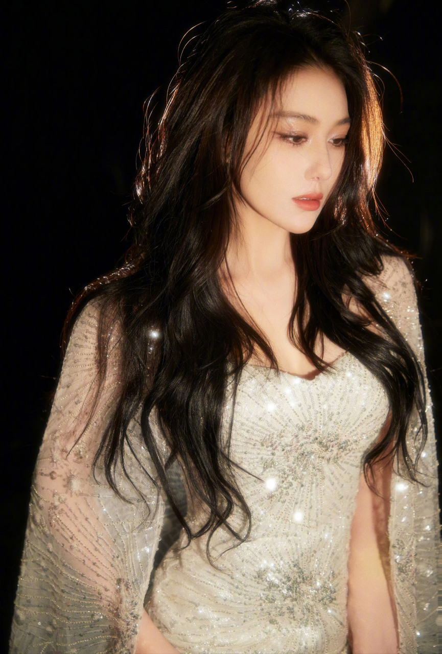 张馨予最新出席活动美照,流光溢彩,闪闪发光,气质女神.