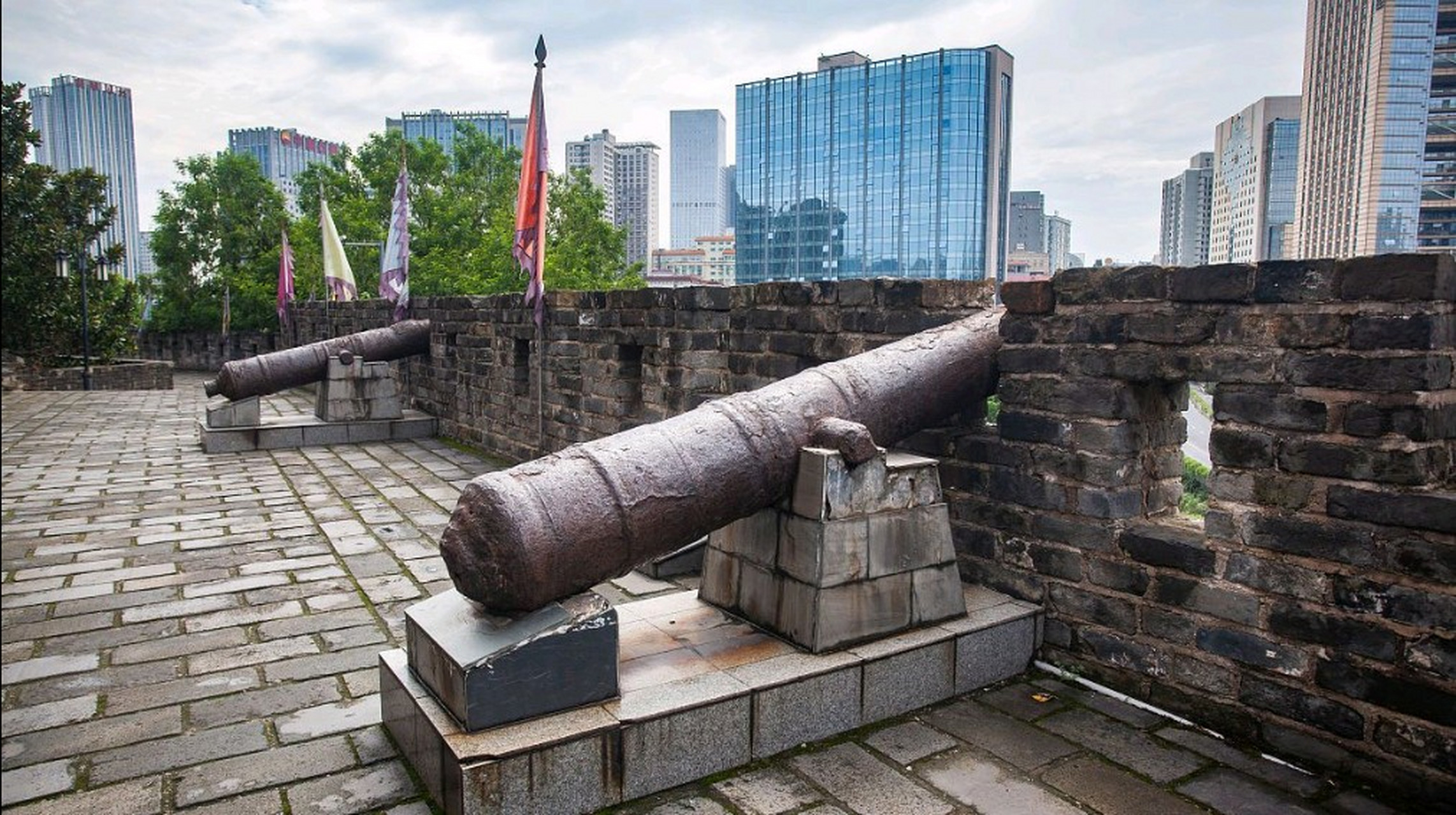 东湖景区的自然风光,乍浦炮台的深厚历史,虫草博物馆的神奇世界.