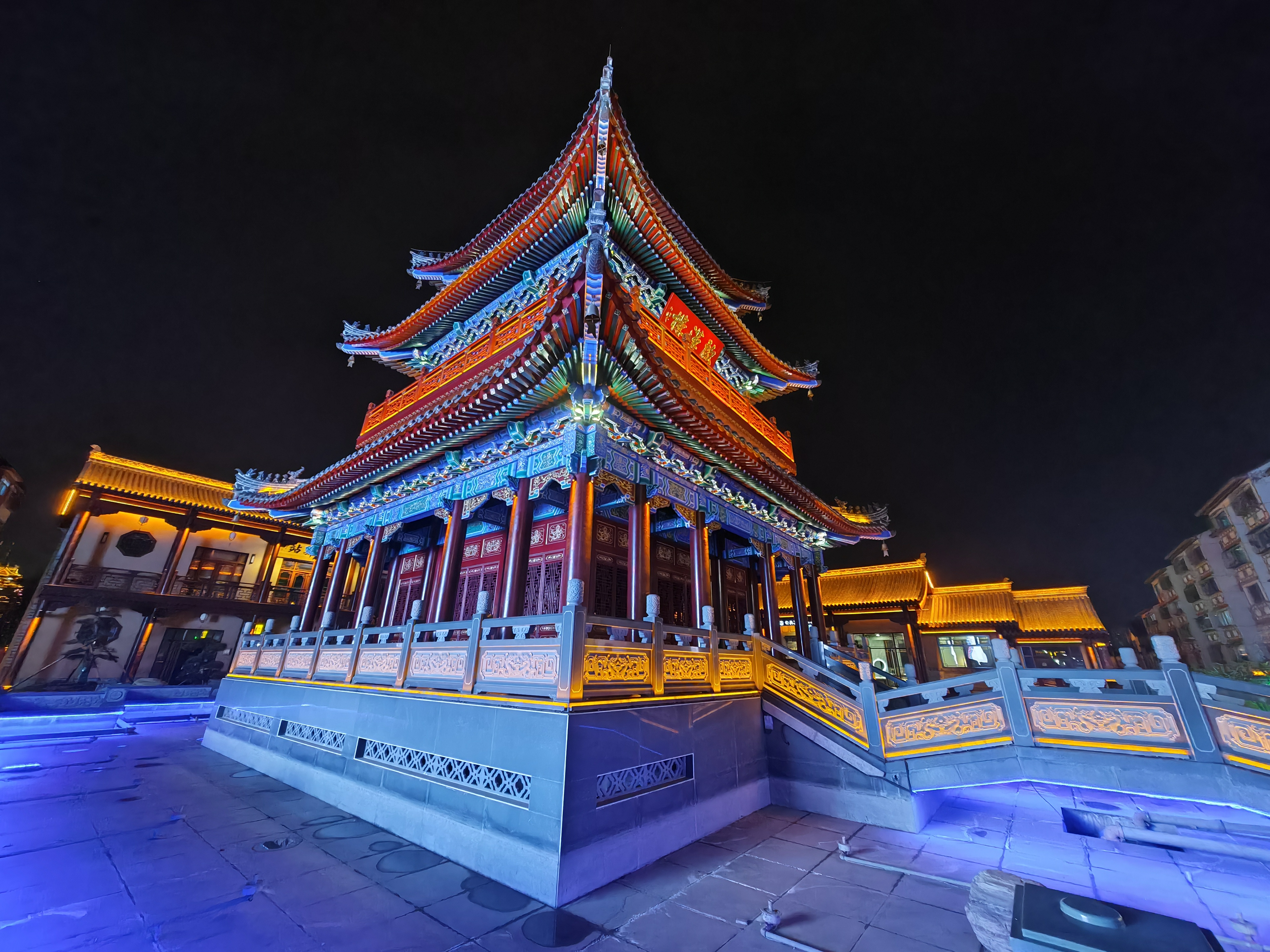 到甘肃天水旅游,伏羲庙,西关古城成为了很多人必去的打卡地,毕竟离得