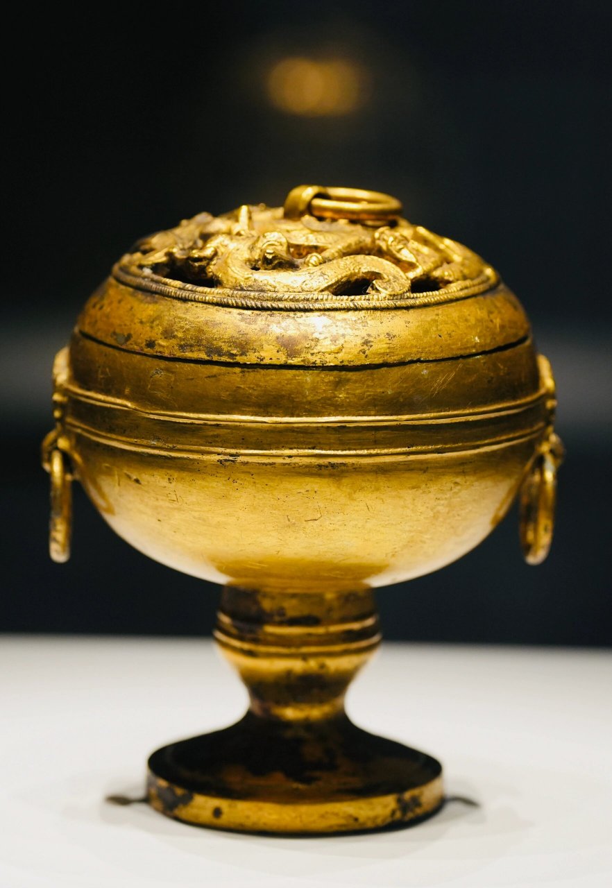 汉代鎏金熏香炉:穿越千年的美  最近参观了齐文化博物馆,在那里我被一