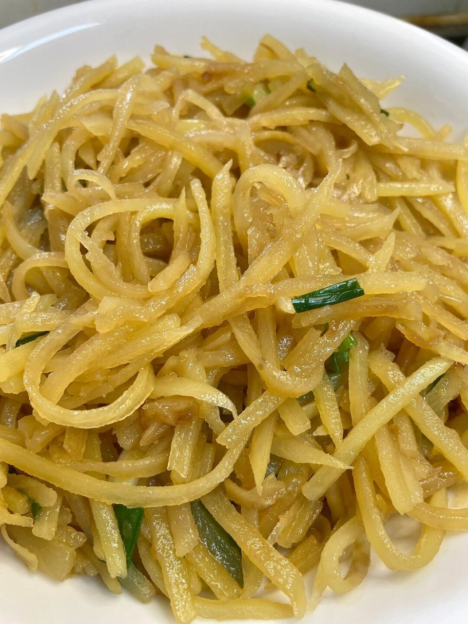 清炒土豆丝做法分享  清炒土豆丝的做法如下:  土豆洗净去皮,切成细丝