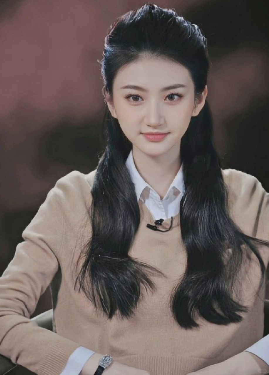我想这也是景甜出道后迅速成为大女主,演艺之路一帆风顺原因之一吧.