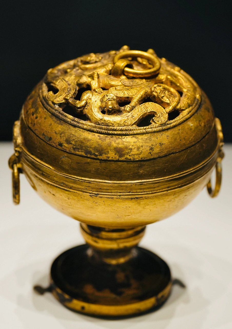 汉代鎏金熏香炉:穿越千年的美  最近参观了齐文化博物馆,在那里我被一