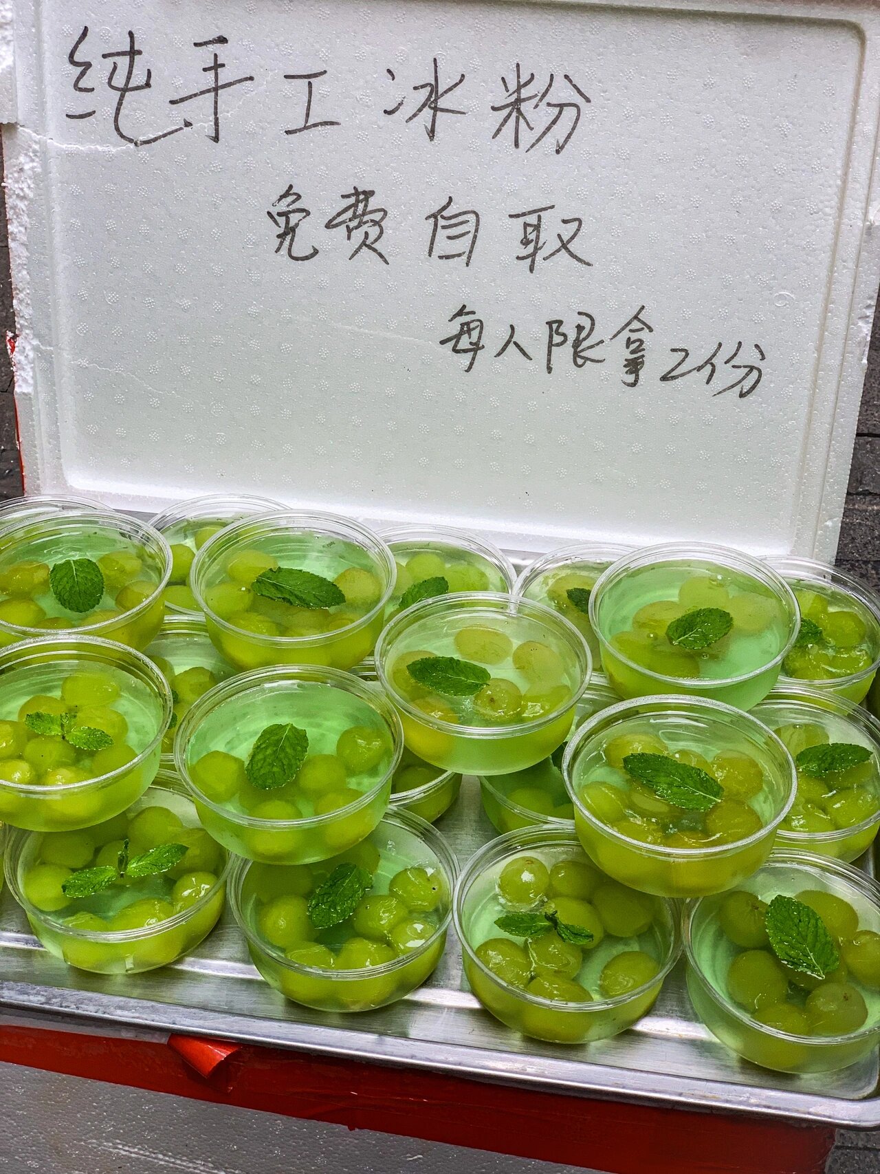 给大家推荐一家藏在解放碑老巷子居民楼下的火锅味道真的好绝