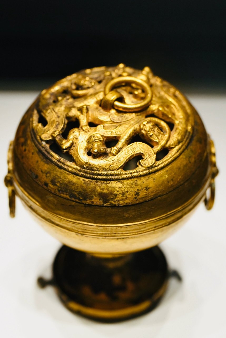 汉代鎏金熏香炉:穿越千年的美  最近参观了齐文化博物馆,在那里我被一