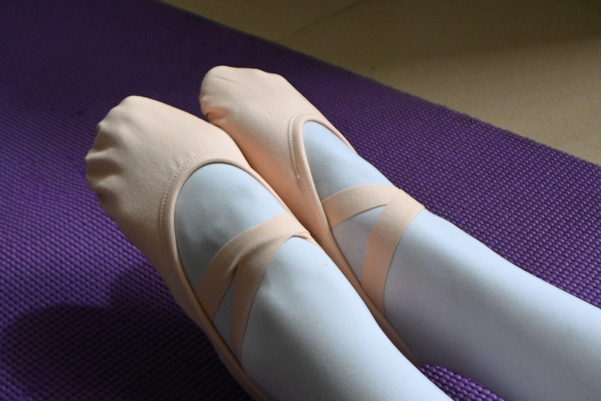 贵,但真的好好穿呀,再也不用穿破洞舞蹈鞋了 乐宝最近买了几次舞蹈鞋