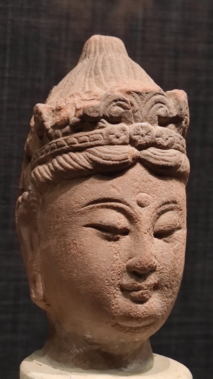 常乐寺出土唐代佛像  今天我想和大家分享一个令人惊叹的发现——响堂