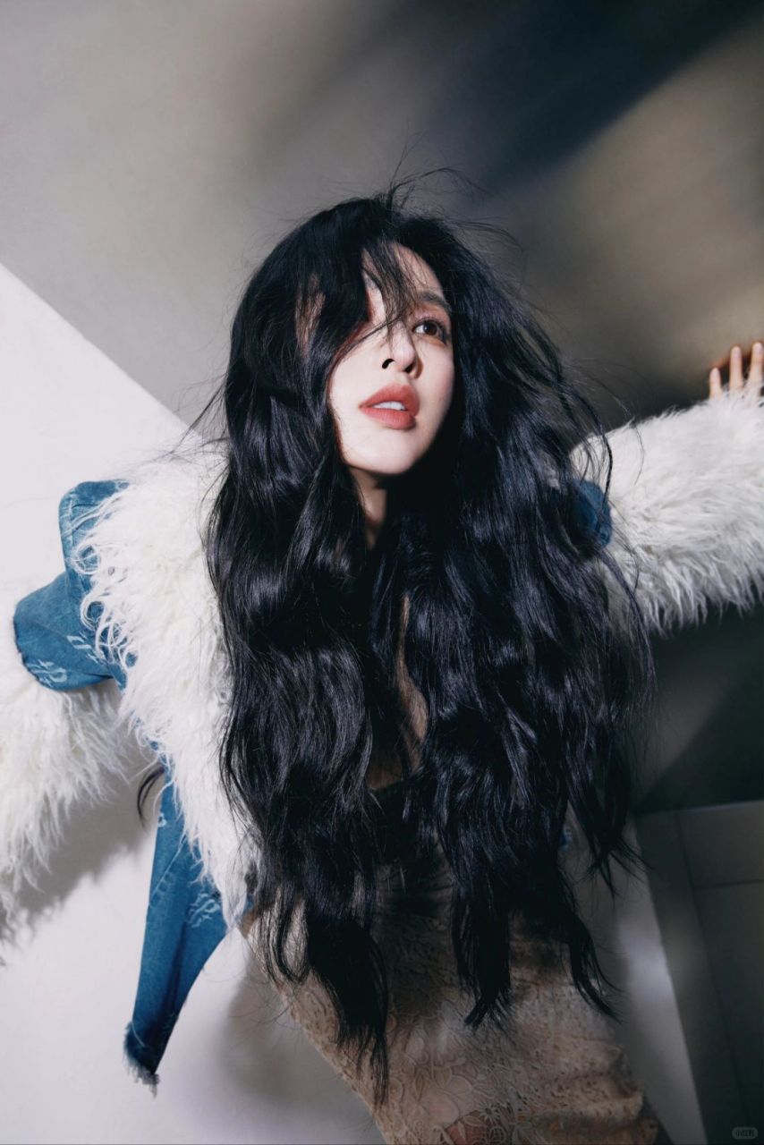 长发及腰,御姐范儿十足,女神魅力难以抗拒  张俪,这位冷白皮美女,以她