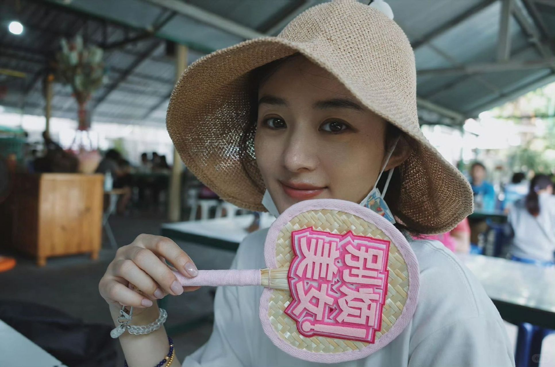 赵丽颖无惧素颜,真实美颜惊艳内娱,偶像包袱全抛展现自信风采  我们