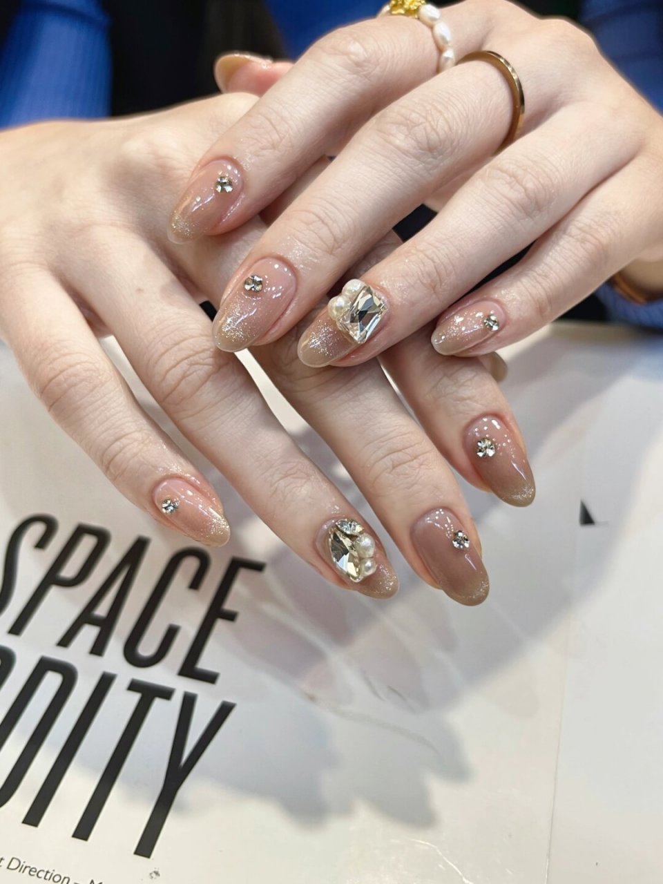 裸色猫眼贴钻美甲  💖亲们,今天来跟大家分享一款超美的裸色猫眼贴