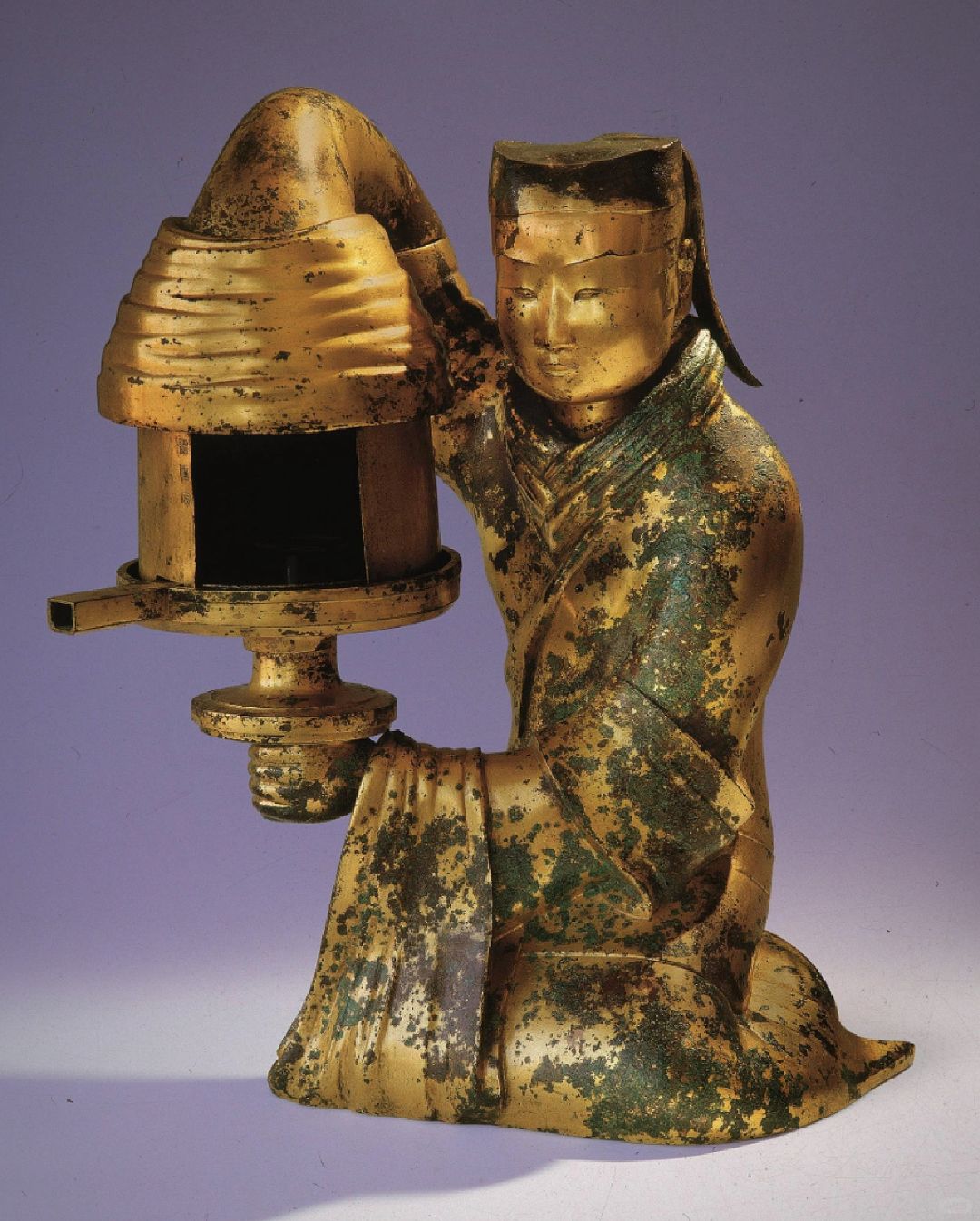 它高挑的身姿,通体鎏金,闪耀着璀璨的光芒,仿佛穿越了时空,将古代的