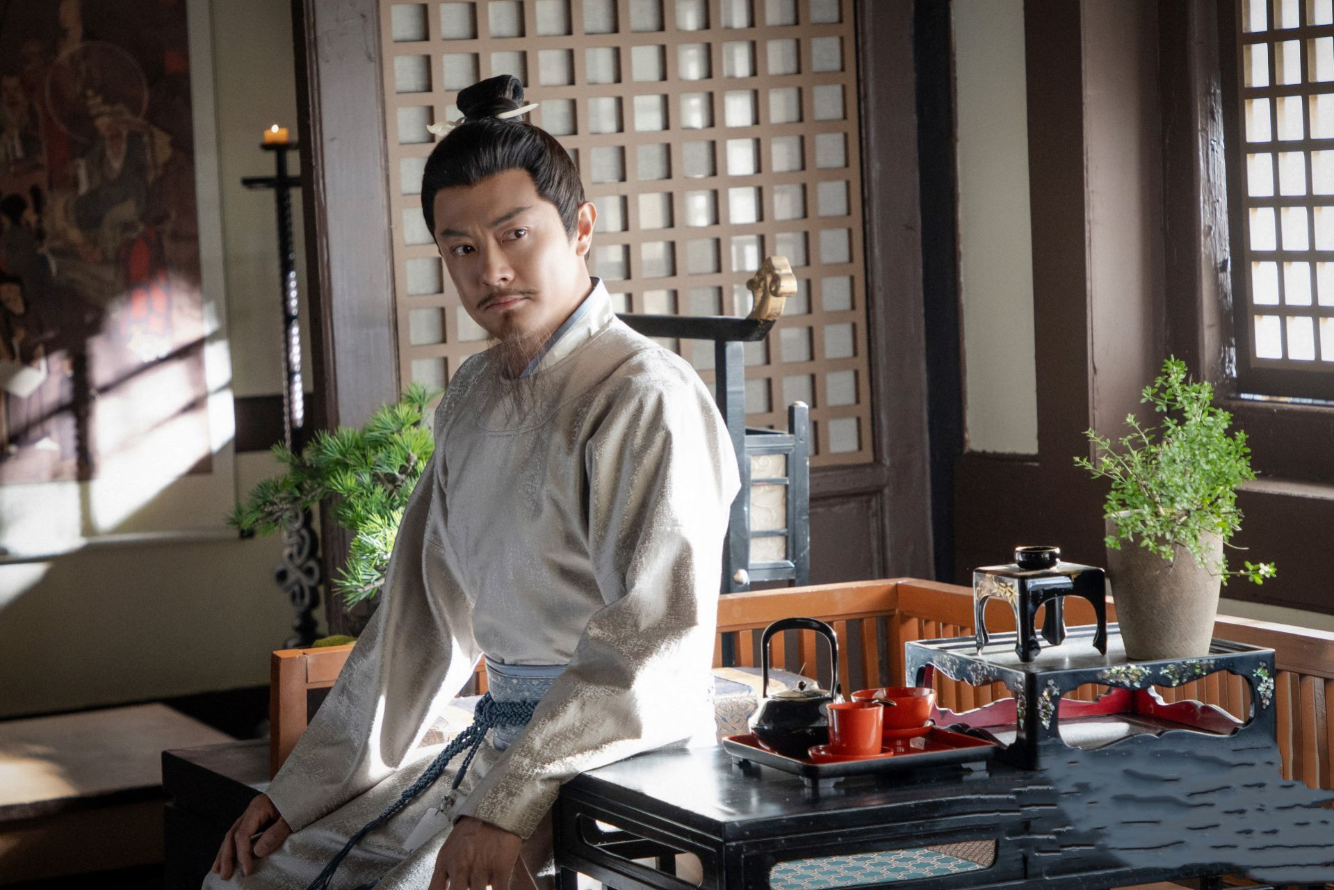 在古装悬疑剧《大唐狄公案》中,周一围饰演狄仁杰,他和王丽坤饰演的曹