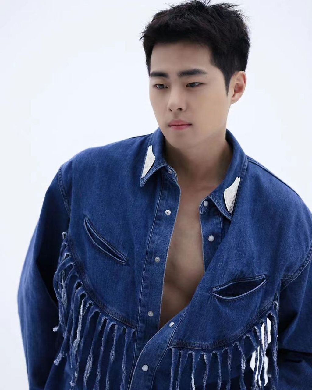 因韩剧《天空之城》而被观众熟知的赵炳奎,别看他的脸看上去肉乎乎的