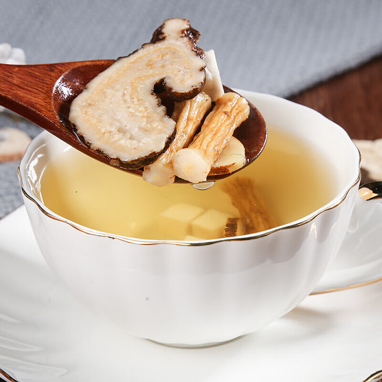 春季养生食疗——党参茯苓蜂蜜饮 原料:适量的蜂蜜,党参,茯苓和白术各