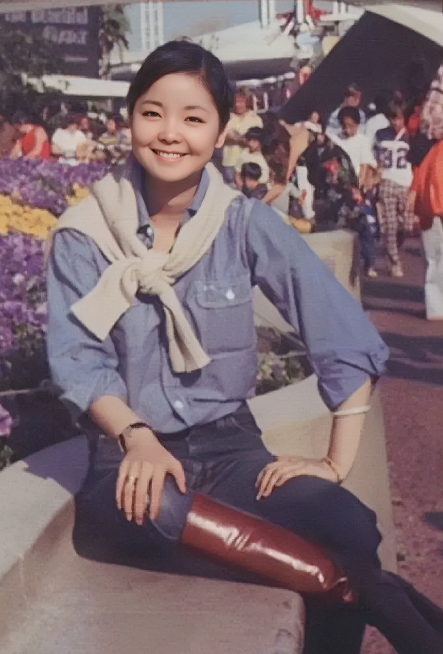 1978年,美国洛杉矶,邓丽君和母亲赵素桂及哥哥邓长富的珍贵合影.