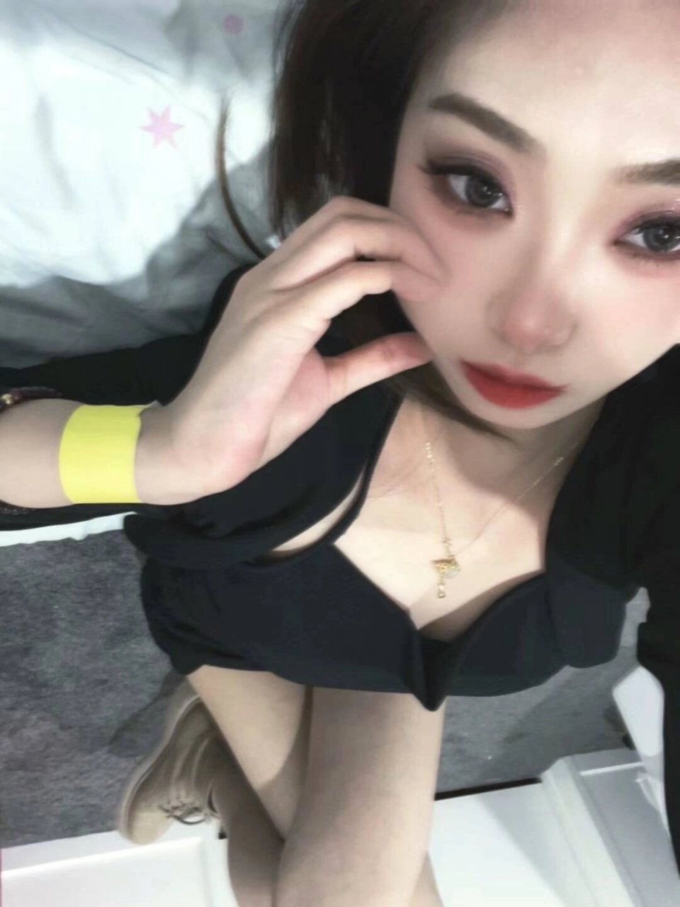 快看看这位小姐姐的蹦迪妆容吧!