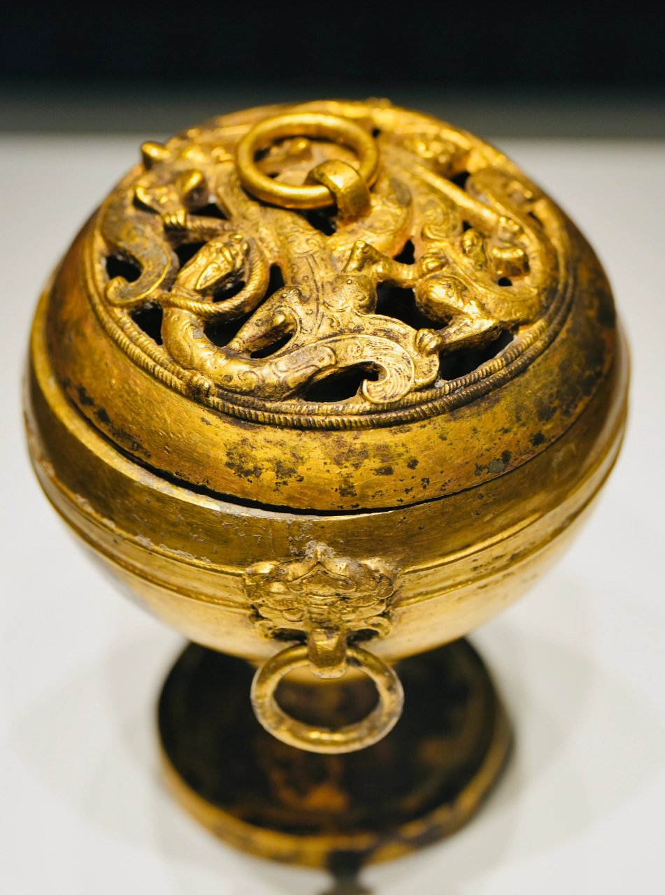 汉代鎏金熏香炉:穿越千年的美  最近参观了齐文化博物馆,在那里我被一