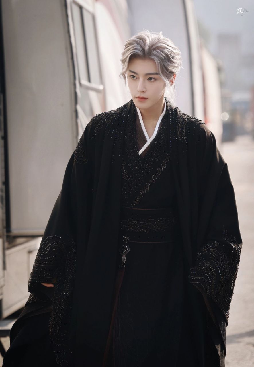 爆款潜质尽显,不火没道理   诸位看官,瞧瞧这位95后的侯明昊,近日他在