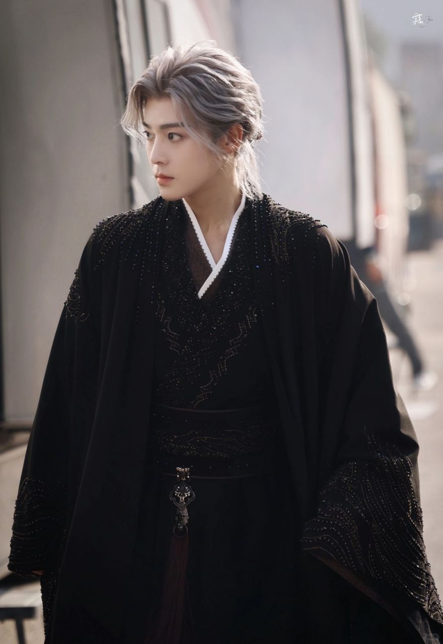 爆款潜质尽显,不火没道理   诸位看官,瞧瞧这位95后的侯明昊,近日他在