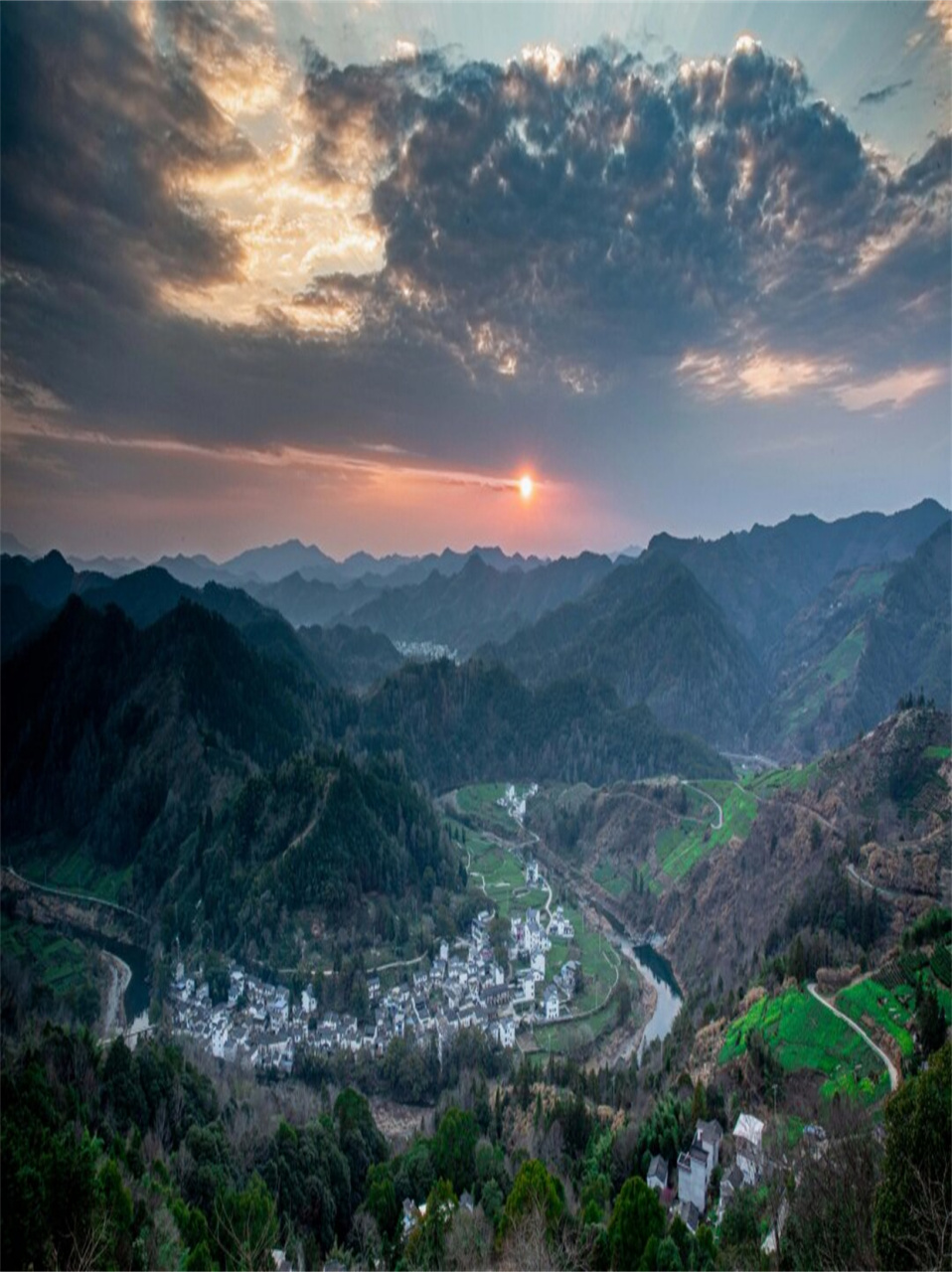 石潭云海日落晚霞无人村  走在石潭的边缘,仿佛踏入了另一个世界.