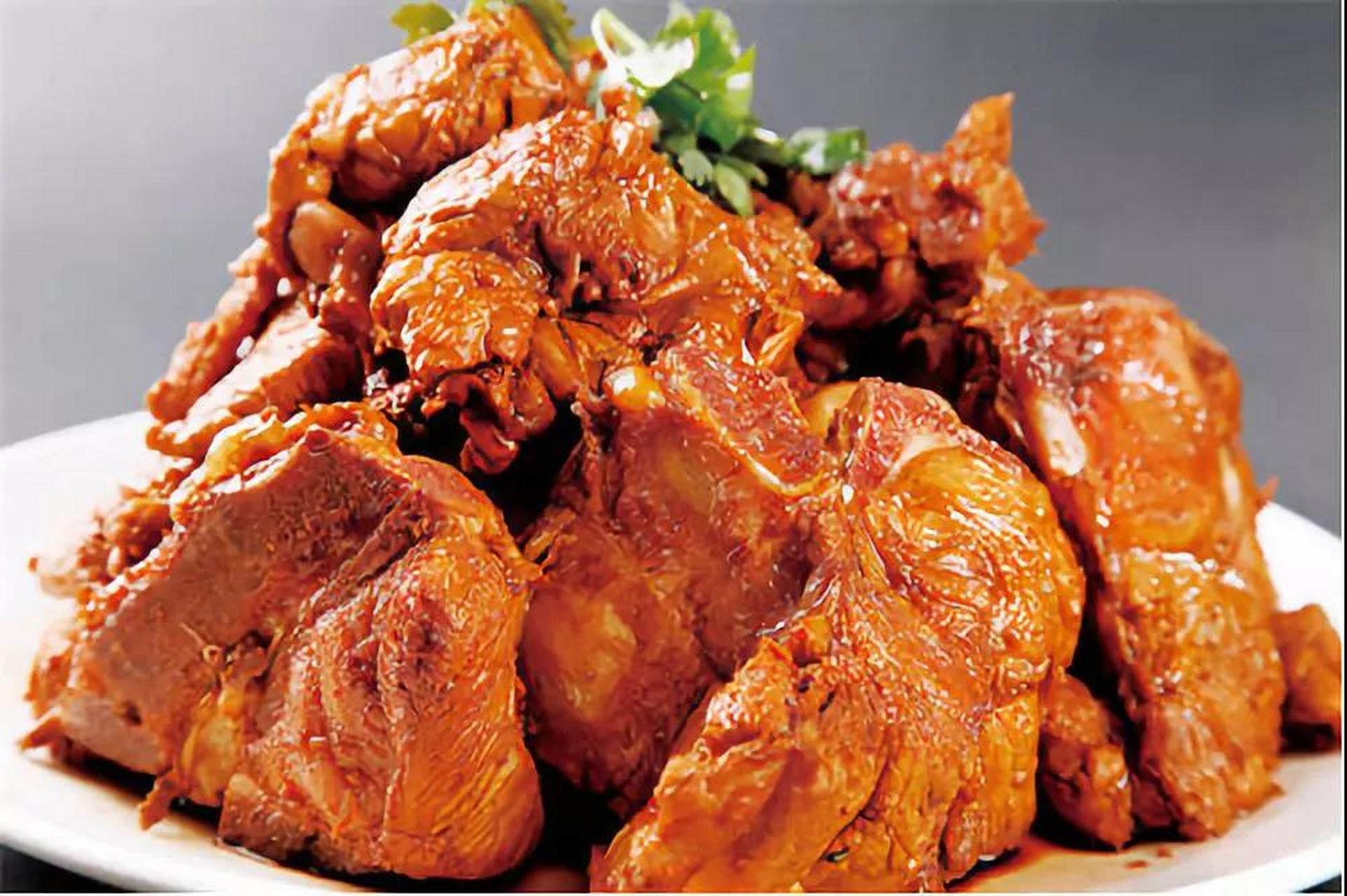 今天就来跟大家分享一下,如何在家里也能做出地道的东北酱大骨.